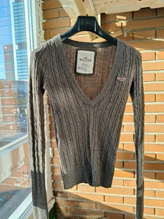 Jersey Hollister cuello pico marrón