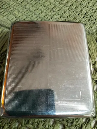 Antigua pitillera metálica. Objeto vintage