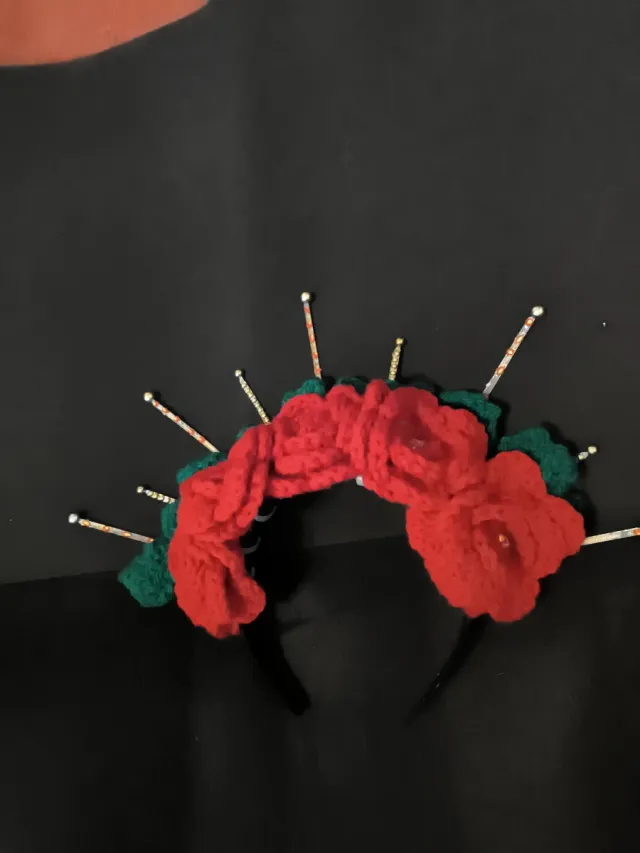 Diadema de rosas rojas y hojas verdes