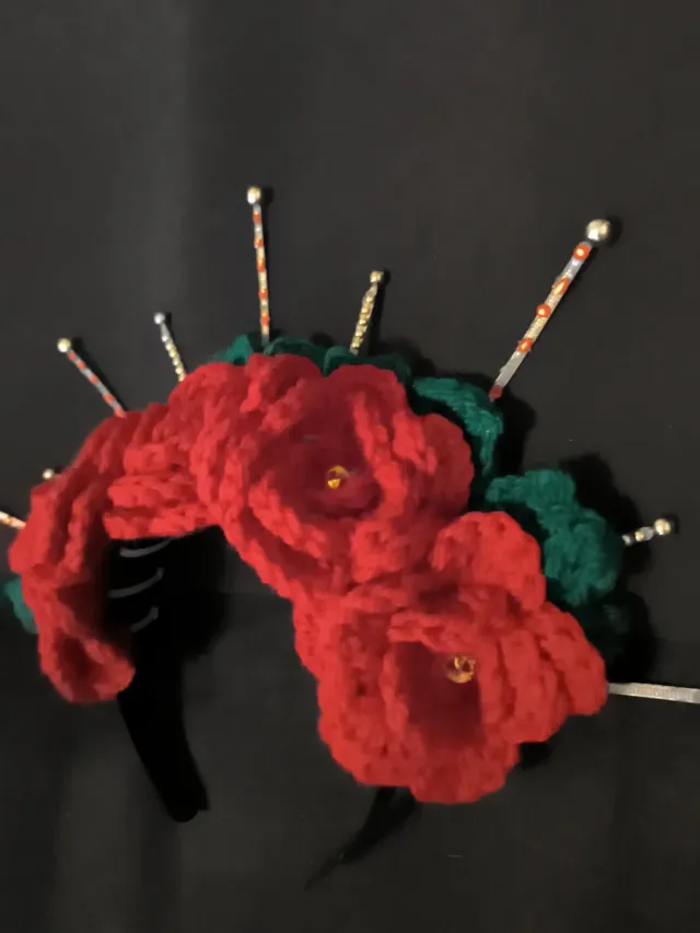 Diadema de rosas rojas y hojas verdes