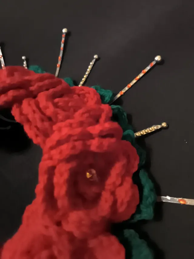 Diadema de rosas rojas y hojas verdes