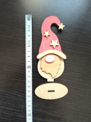 Personalizzabile.
Gnomi decorativi in legno