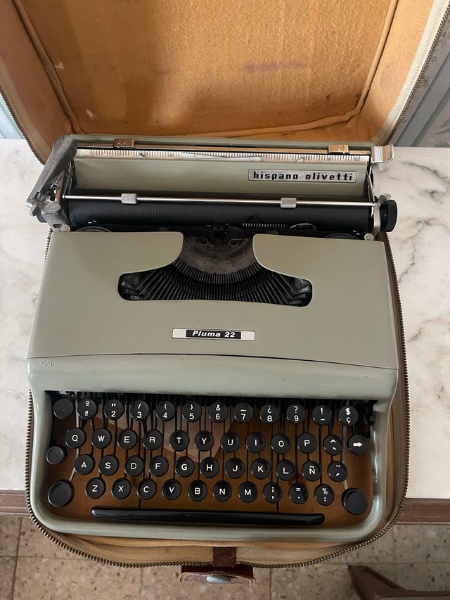 Máquina de escribir Hispano Olivetti Pluma 22