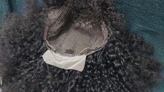 Peluca natural rizada castaña oscura.