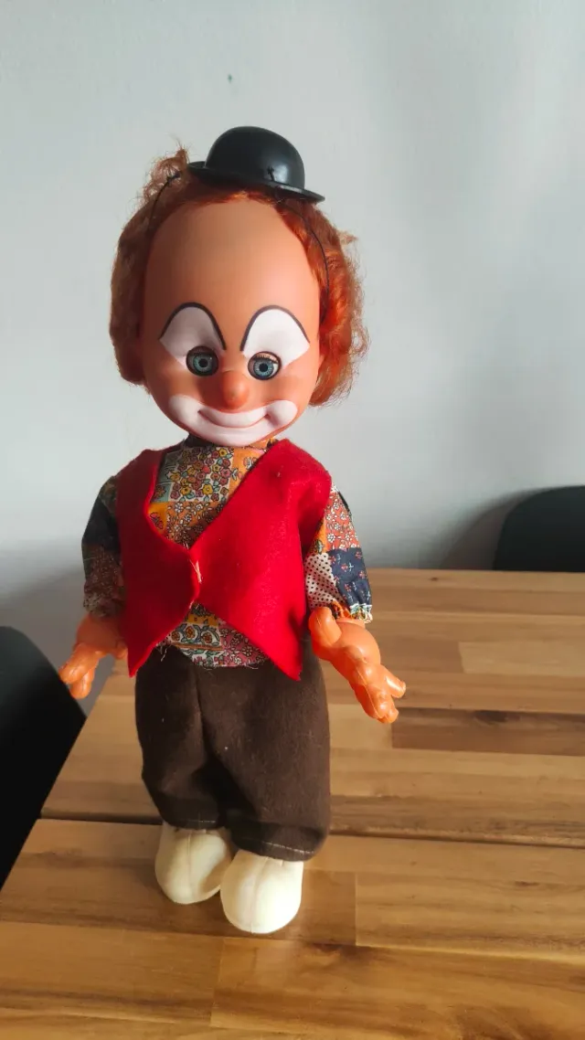 Bambola pagliaccio antica degli anni '70