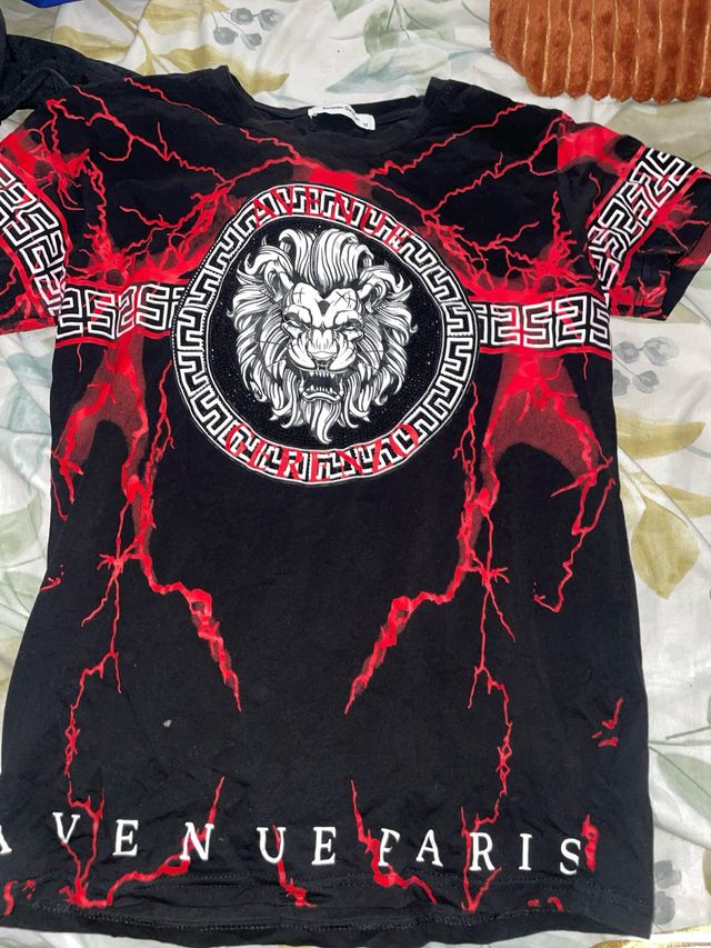 Camiseta con estampado de león y rayos