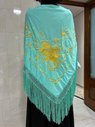 Mantón de pico verde agua bordado oro