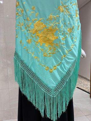 Mantón de pico verde agua bordado oro