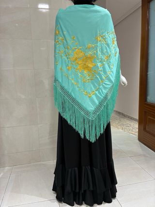 Mantón de pico verde agua bordado oro