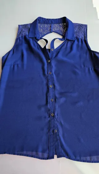 Camisa azul sin mangas con encaje