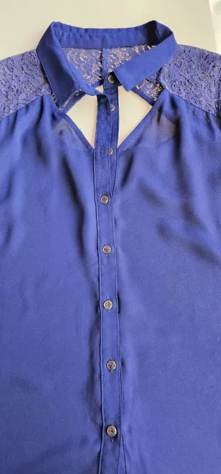 Camisa azul sin mangas con encaje