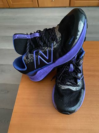 Zapatillas New Balance Negras y Moradas
