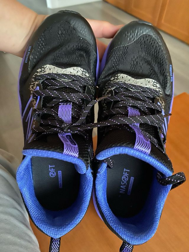 Zapatillas New Balance Negras y Moradas