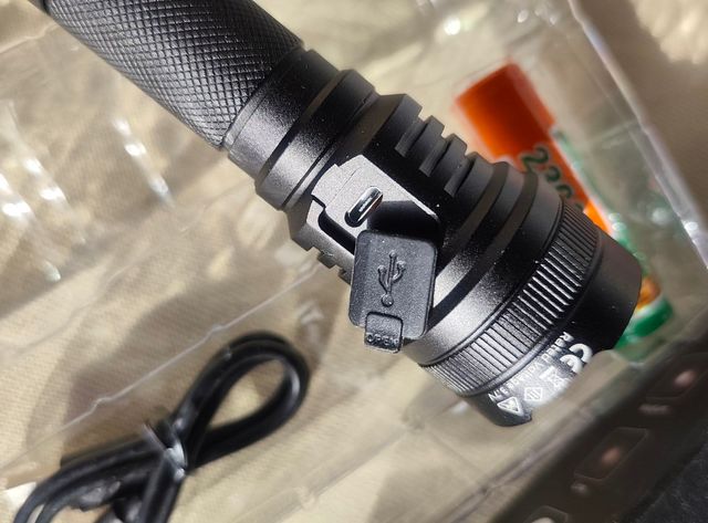 Torcia tattica a LED Superfire C8-F 230lm in alluminio