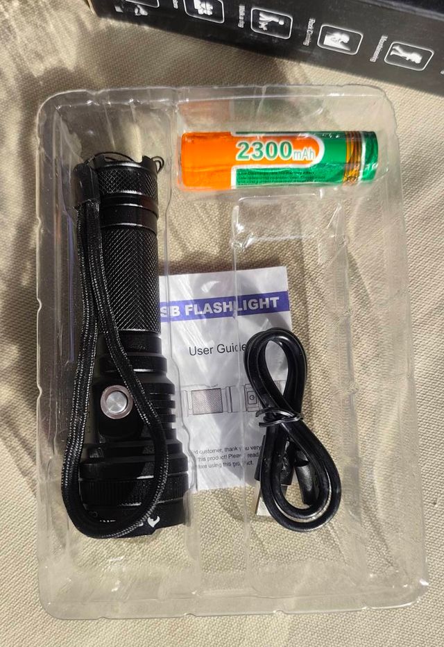 Torcia tattica a LED Superfire C8-F 230lm in alluminio