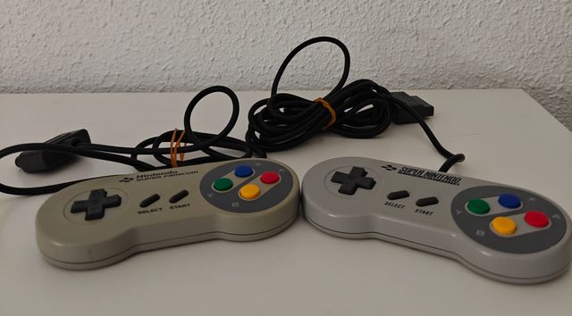 Consola SNES con juego y cables