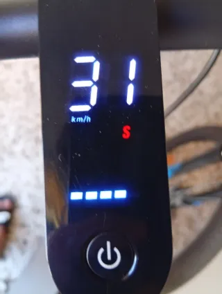 Patinete Eléctrico Negro 
31 km/h
350w 
Lleva mes