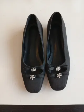 Zapatos Hune Negros con Adorno Floral