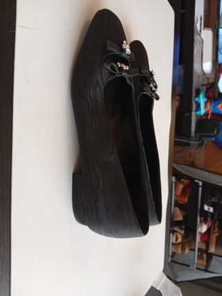 Zapatos Hune Negros con Adorno Floral