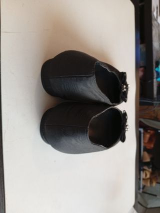 Zapatos Hune Negros con Adorno Floral