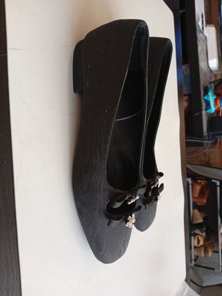 Zapatos Hune Negros con Adorno Floral