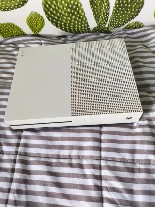 Xbox One S Blanca + Mando + 4 Juegos