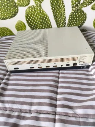 Xbox One S Blanca + Mando + 4 Juegos