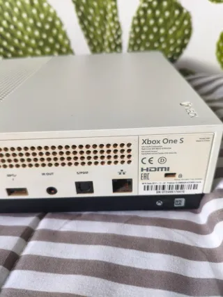 Xbox One S Blanca + Mando + 4 Juegos