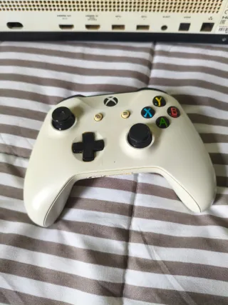 Xbox One S Blanca + Mando + 4 Juegos