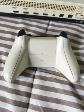 Xbox One S Blanca + Mando + 4 Juegos
