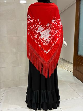 Mantón de pico rojo bordado blanco