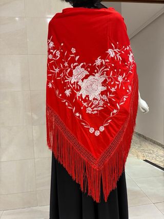 Mantón de pico rojo bordado blanco
