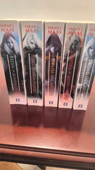 Saga "trono de cristal" Sara J. Maas.
