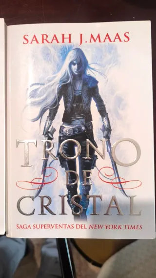 Saga "trono de cristal" Sara J. Maas.
