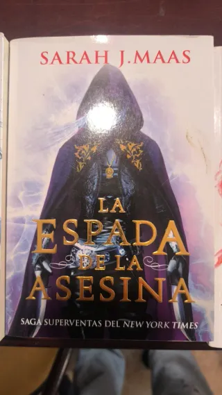 Saga "trono de cristal" Sara J. Maas.

