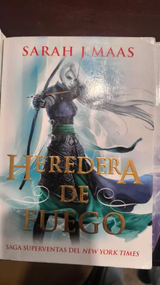 Saga "trono de cristal" Sara J. Maas.

