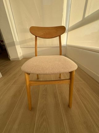 Mesa de comedor de madera con 4 sillas