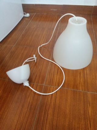 Lámpara de techo Ikea blanca. 