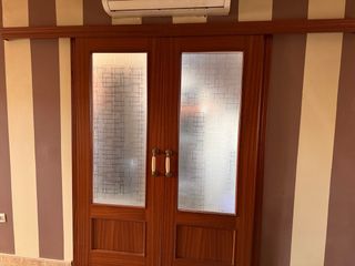 Puertas corredera cristal labrado madera