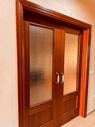Puertas corredera cristal labrado madera