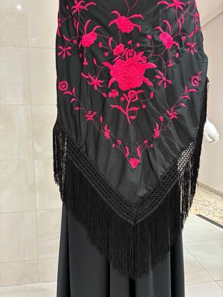 Mantón de pico negro bordado fucsia