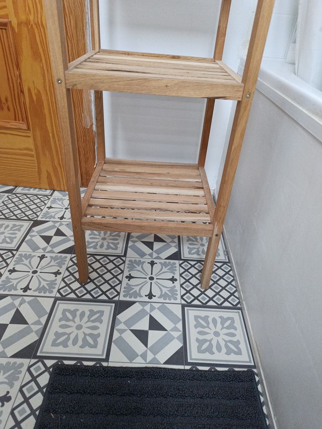 Estantería de madera para baño