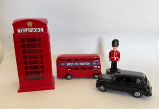 Cabina telefonica e macchinine inglesi