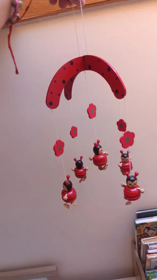 Móvil bebé mariquitas y flores