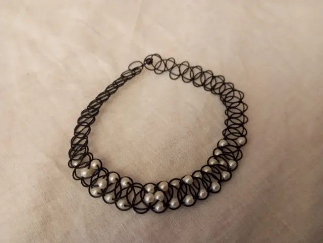 Gargantilla elástica con perlas