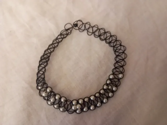 Gargantilla elástica con perlas