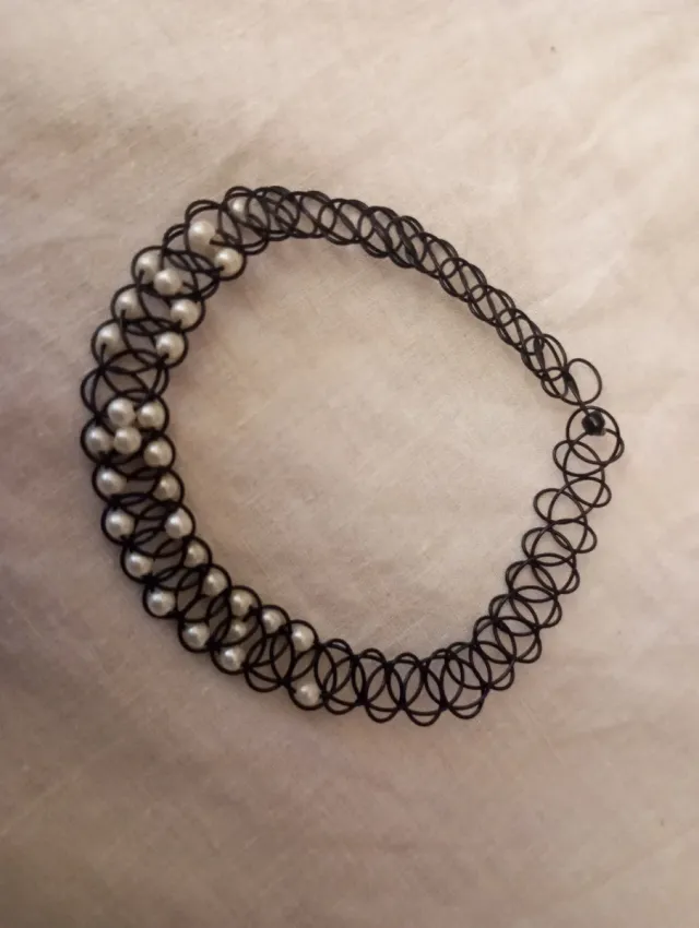 Gargantilla elástica con perlas