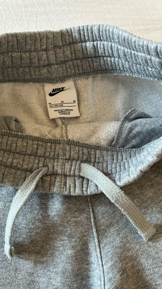 Pantalón deportivo Nike gris