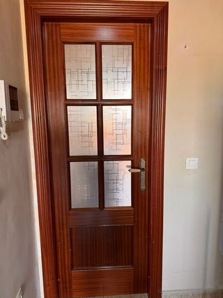 Puerta madera con cristal labrado