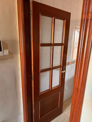 Puerta madera con cristal labrado